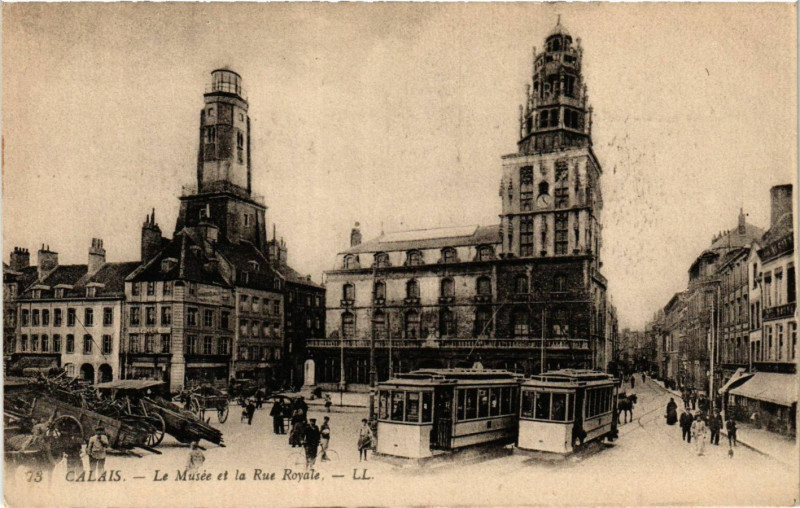Carte postale ancienne Calais Le Musee et la Rue Royale à Calais