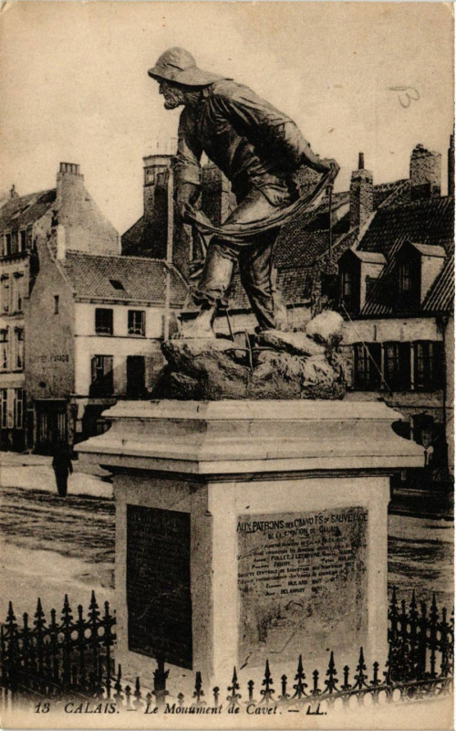 Carte postale ancienne Calais Le Monument de Cavet à Calais