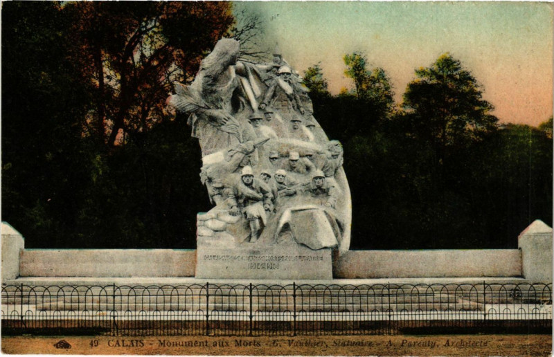Carte postale ancienne Calais Le Monument aux Morts à Calais