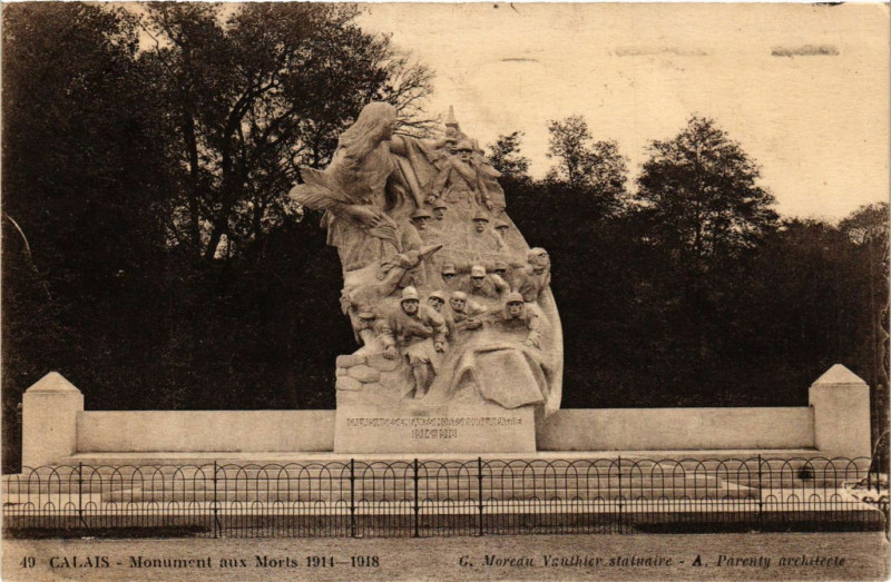 Carte postale ancienne Calais Le Monument aux Morts à Calais