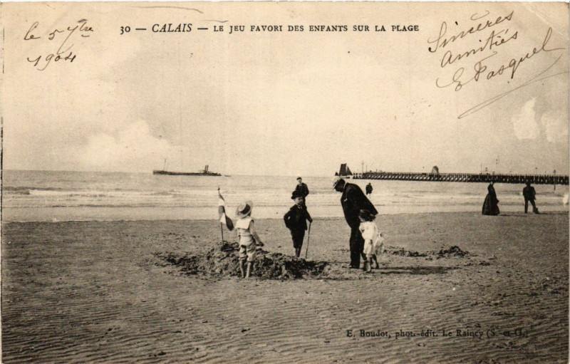 Carte postale ancienne Calais Le Jeu favori des enfants sur la Plage à Calais