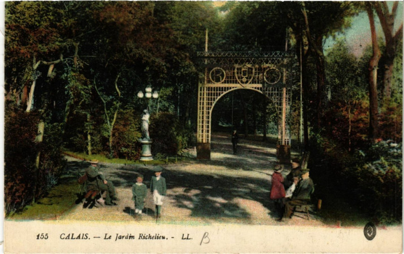Carte postale ancienne Calais Le Jardin Richelieu à Calais