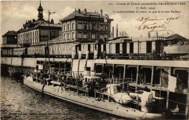 Carte postale ancienne Calais Le contre-torpilleur Durandal au quai de la Gare Maritime à Calais