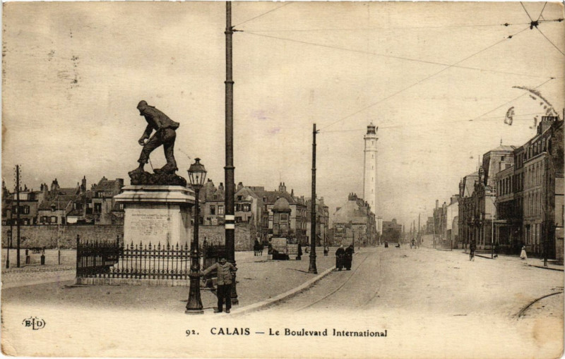 Carte postale ancienne Calais Le Boulevard Interntional à Calais