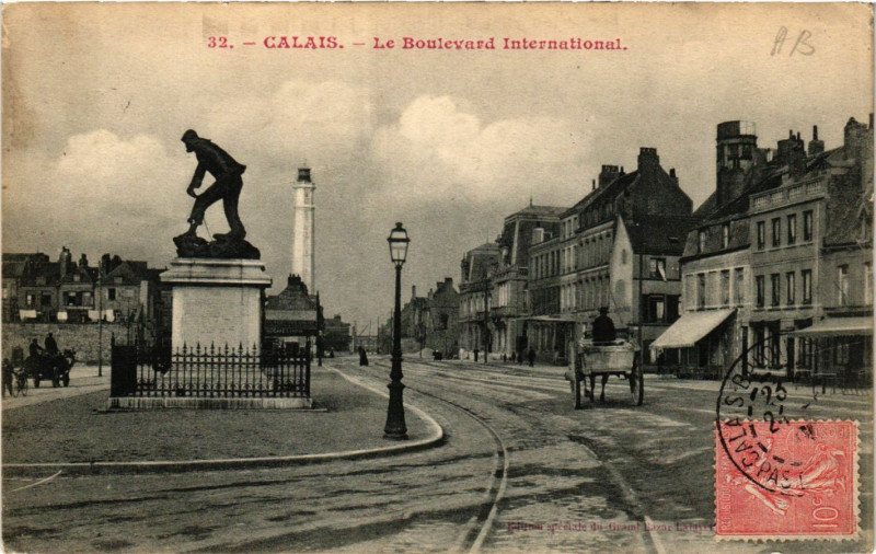 Carte postale ancienne Calais Le Boulevard International à Calais