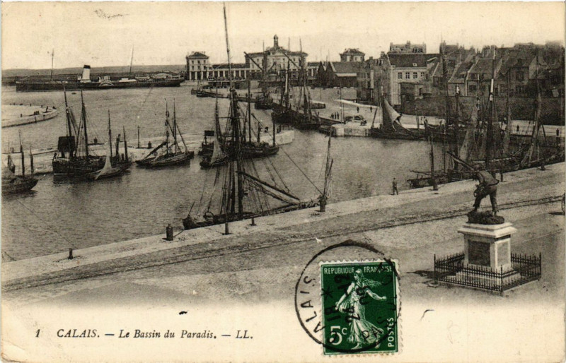 Carte postale ancienne Calais Le Bassin du Paradis à Calais