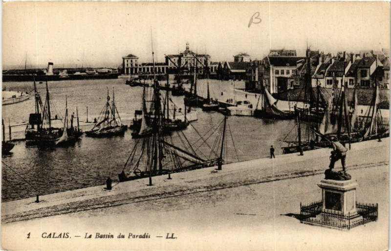 Carte postale ancienne Calais Le Bassin du Paradis à Calais