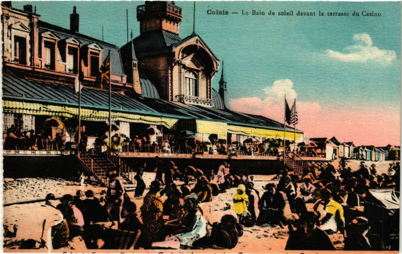 Carte postale ancienne Calais Le Bain de soleil devant la terrasse du Casino à Calais