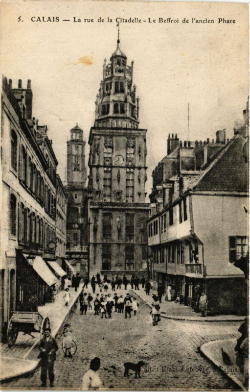 Carte postale ancienne Calais La rue de la Citadelle Le Beffroi de l'ancien Phare à Calais