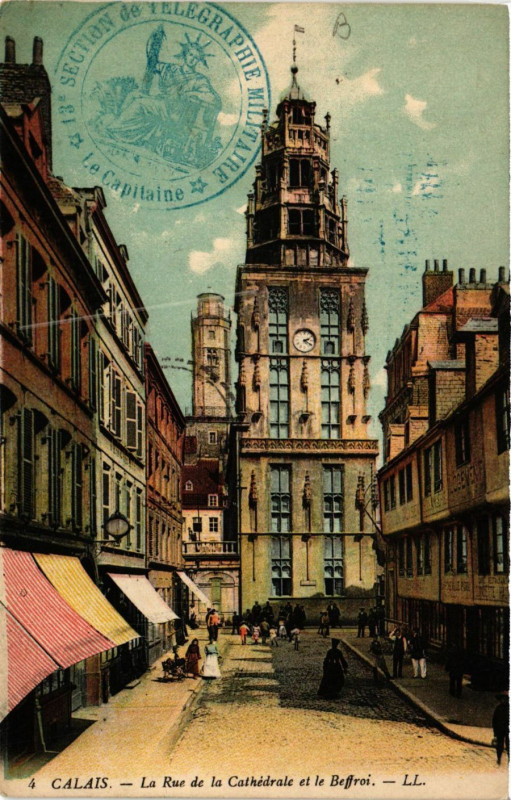 Carte postale ancienne Calais La Rue de la Citadelle et le Beffroi à Calais