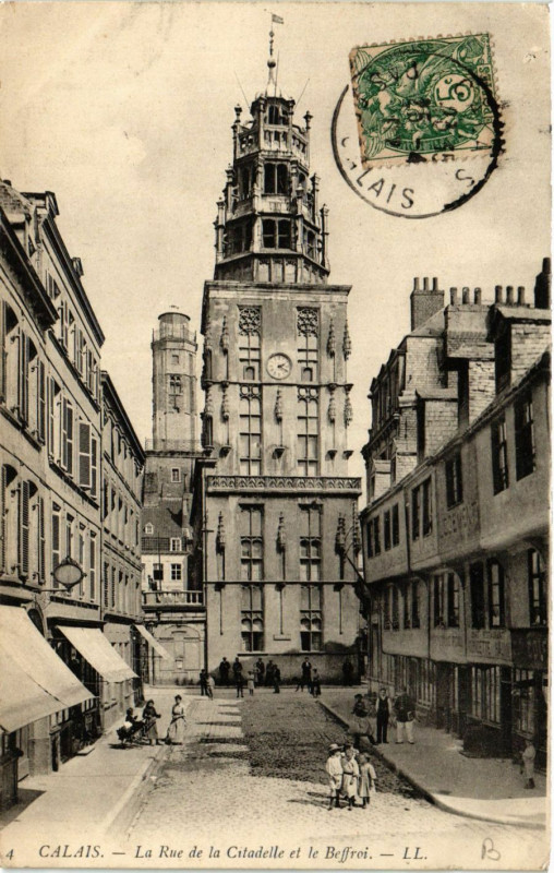 Carte postale ancienne Calais La Rue de la Citadelle et le Beffroi à Calais