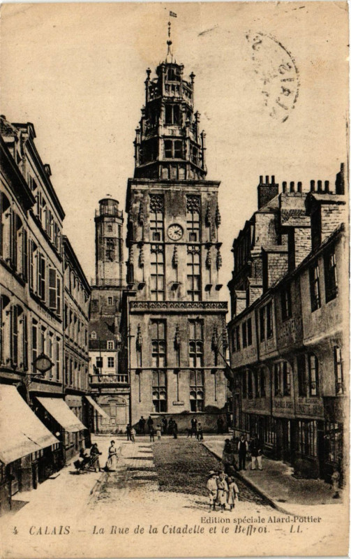 Carte postale ancienne Calais La Rue de la Citadelle et le Beffroi à Calais