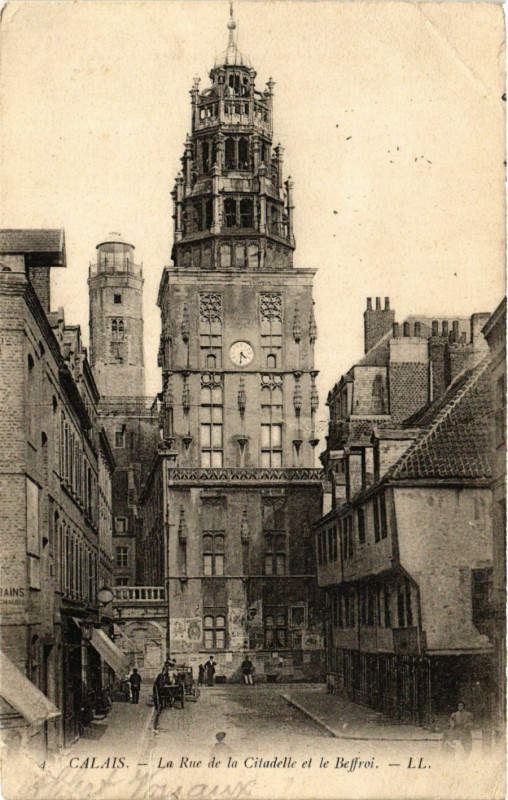 Carte postale ancienne Calais La Rue de la Citadelle et le Beffroi à Calais