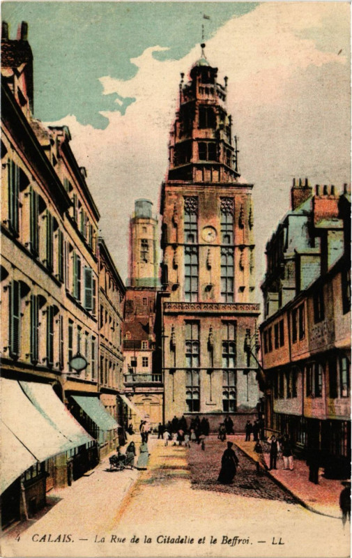 Carte postale ancienne Calais La Rue de la Citadelle et le Beffroi à Calais