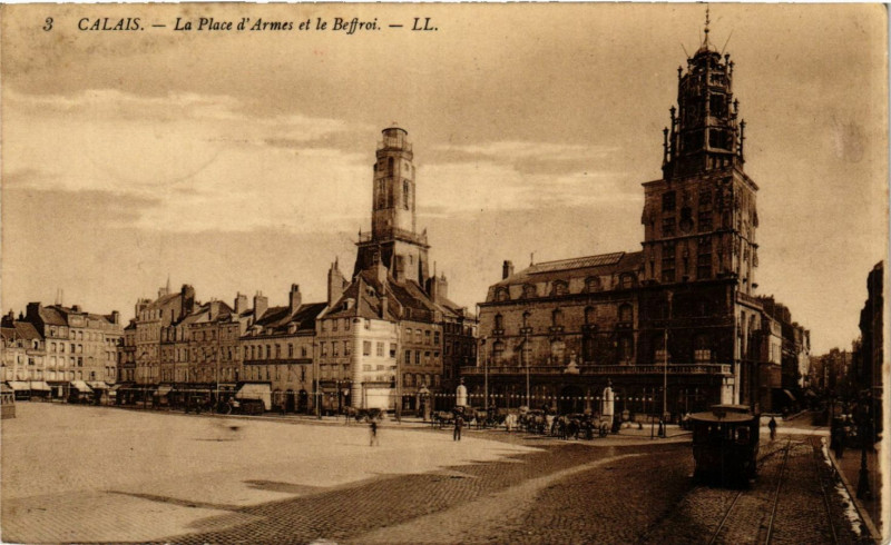 Carte postale ancienne Calais La Place d'Armes et le Beffroi à Calais