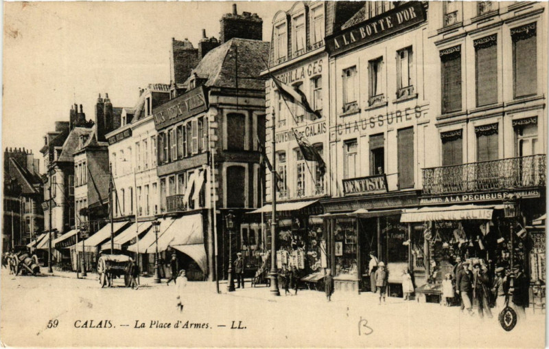 Carte postale ancienne Calais La Place d'Armes à Calais