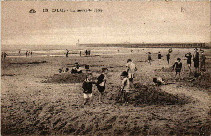 Carte postale ancienne Calais La Nouvelle Jete à Calais