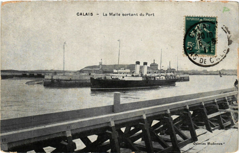 Carte postale ancienne Calais La Malle sortant du Port à Calais