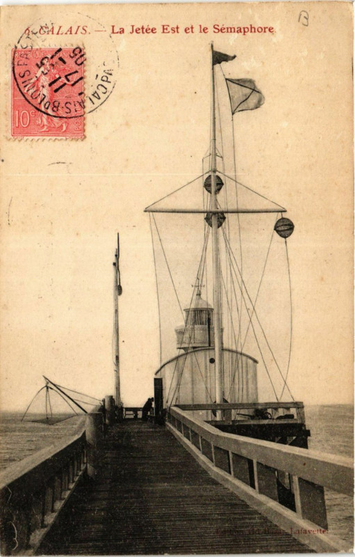 Carte postale ancienne Calais La Jetee Est et le Semaphore à Calais