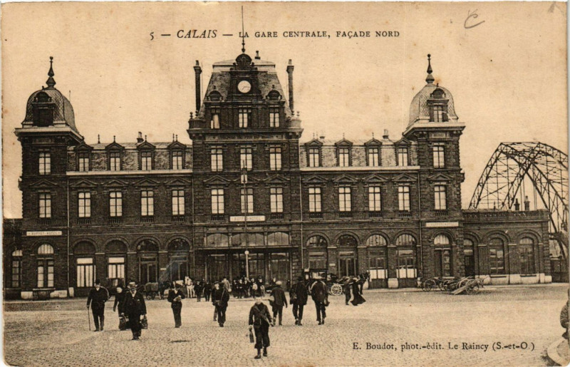 Carte postale ancienne Calais La Gare centrale faÃ§ade Nord à Calais