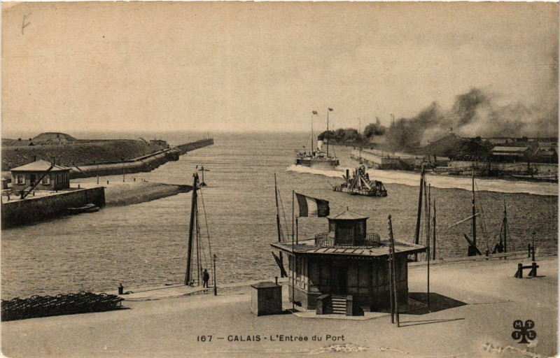 Carte postale ancienne Calais l'Entrée du Port à Calais