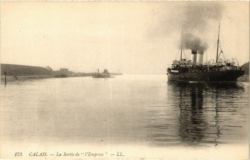 Carte postale ancienne Calais L Sortie de l'Empress à Calais