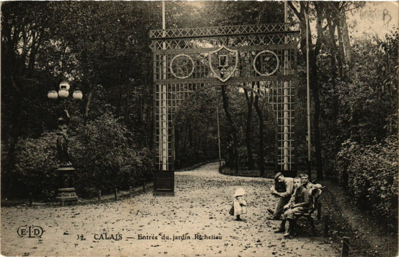 Carte postale ancienne Calais Entrée du Jardin Richelieu à Calais