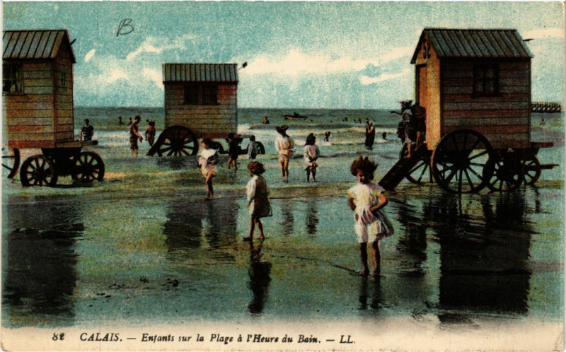 Carte postale ancienne Calais Enfants sur la Plage a l'Heure du Bain à Calais