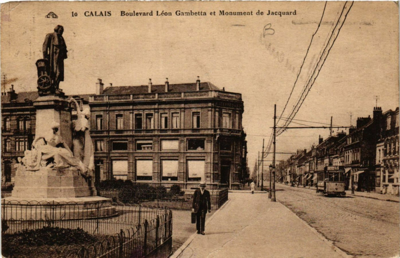 Carte postale ancienne Calais Boulecard Leon Gambetta et Monument Jacquard à Calais