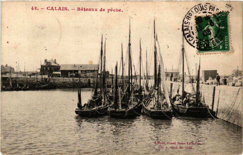 Carte postale ancienne Calais Bateaux de Peche à Calais