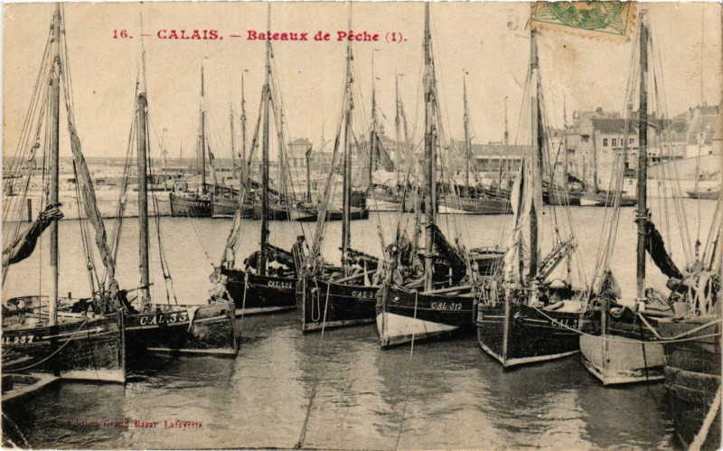 Carte postale ancienne Calais Bateaux de Peche à Calais