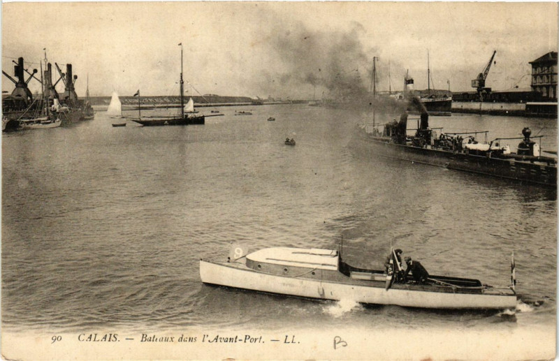 Carte postale ancienne Calais Bateaux dans l'Avant-Port à Calais