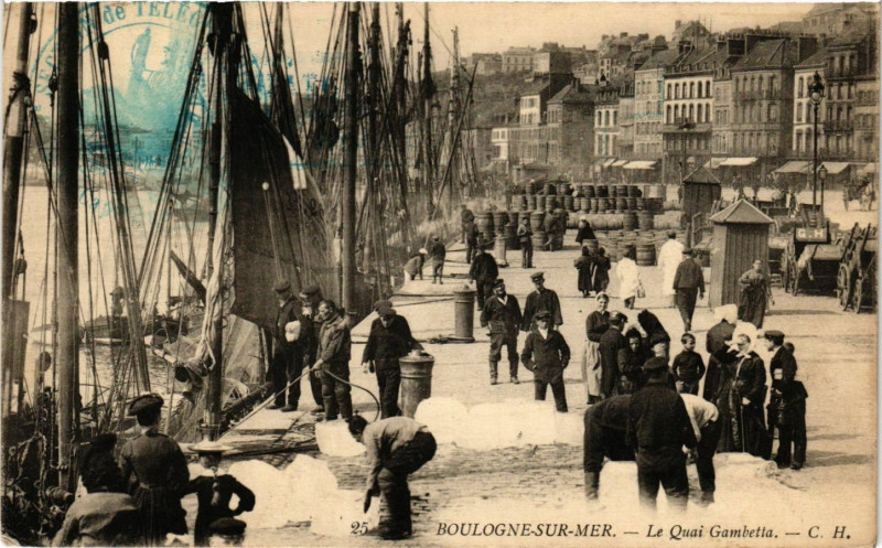 Carte postale ancienne C.H. Boulogne-sur-Mer Le Quai Gambetta à Boulogne-sur-Mer