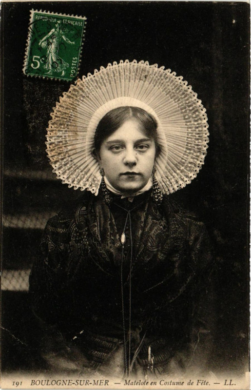 Carte postale ancienne Boulogne-sur-Mer Matelote en Costume de Fete à Boulogne-sur-Mer