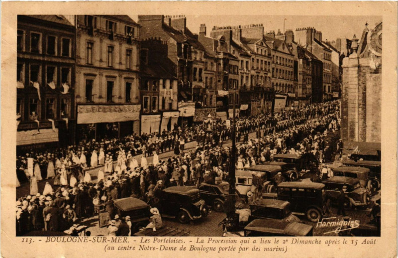 Carte postale ancienne Boulogne-sur-Mer Les Porteloises - La Procession à Boulogne-sur-Mer
