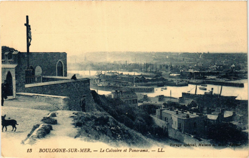 Carte postale ancienne Boulogne-sur-Mer Le Calvaire et panorama à Boulogne-sur-Mer