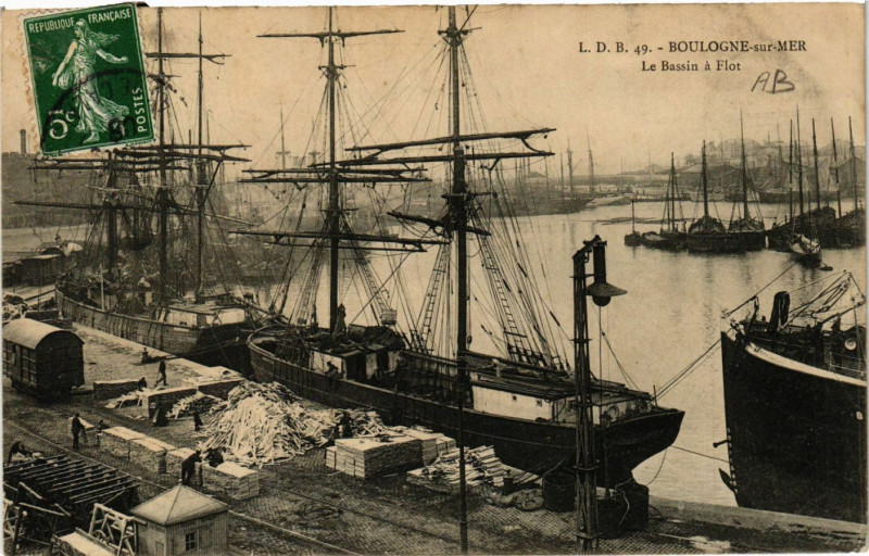 Carte postale ancienne Boulogne-sur-Mer Le Bassin a Flot à Boulogne-sur-Mer