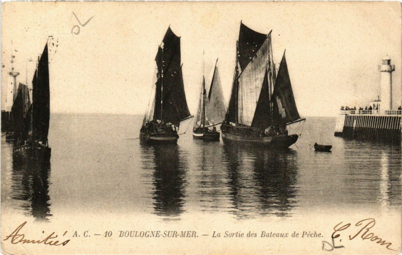 Carte postale ancienne Boulogne-sur-Mer La Sortie des bateaux de Peche à Boulogne-sur-Mer