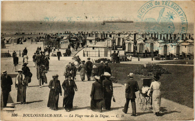 Carte postale ancienne Boulogne-sur-Mer La Plage vue de la Digue à Boulogne-sur-Mer