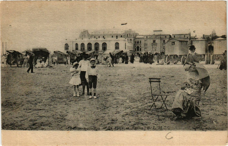 Carte postale ancienne Boulogne-sur-Mer La Plage et Casino à Boulogne-sur-Mer