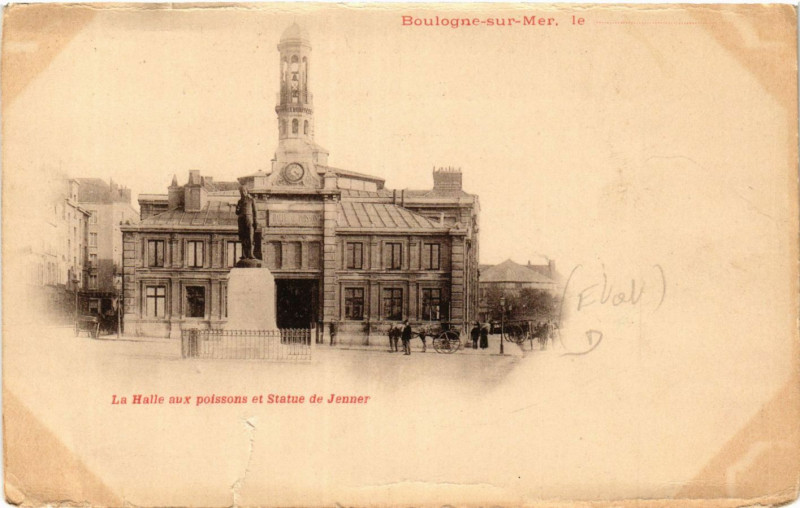 Carte postale ancienne Boulogne-sur-Mer La Halle aux Poissons et Statue de Jenner à Boulogne-sur-Mer