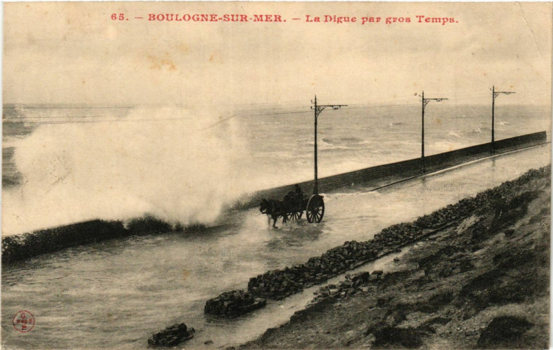 Carte postale ancienne Boulogne-sur-Mer La Digue par gros Temps à Boulogne-sur-Mer