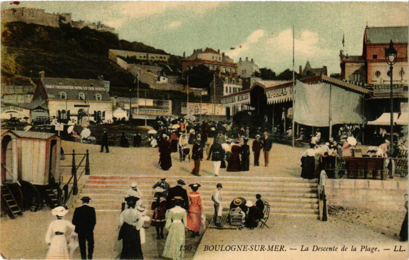 Carte postale ancienne Boulogne-sur-Mer La Descente de la Plage à Boulogne-sur-Mer