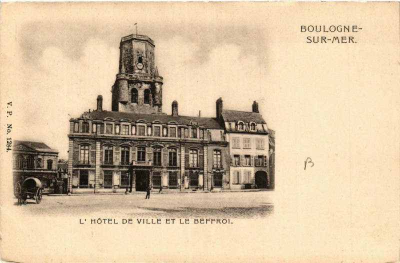 Carte postale ancienne Boulogne-sur-Mer L'Hotel de Ville et le Beffroi à Boulogne-sur-Mer