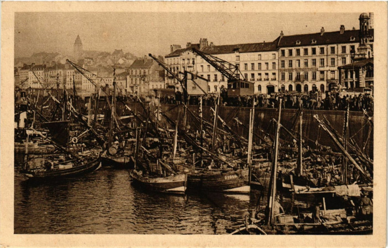 Carte postale ancienne Boulogne-sur-Mer Coin du Port à Boulogne-sur-Mer