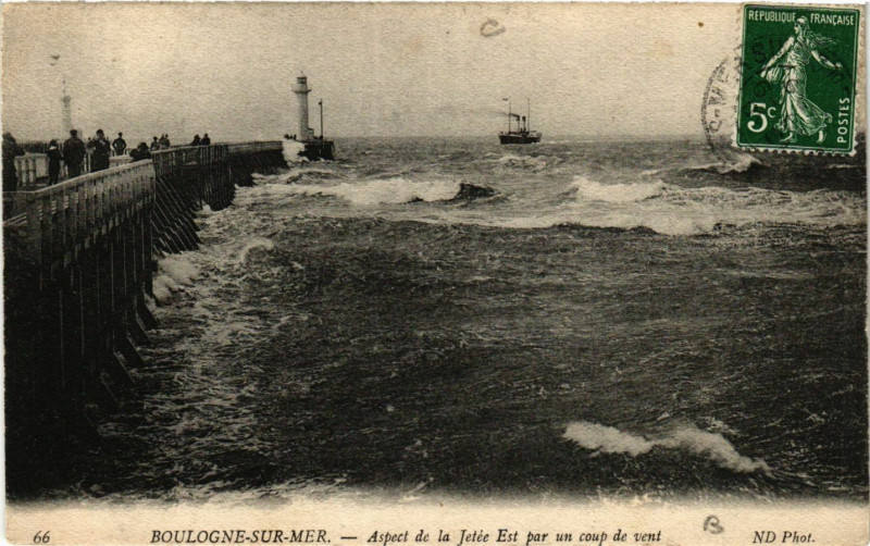 Carte postale ancienne Boulogne-sur-Mer Aspect de la Jetee Est par un coup de vent à Boulogne-sur-Mer
