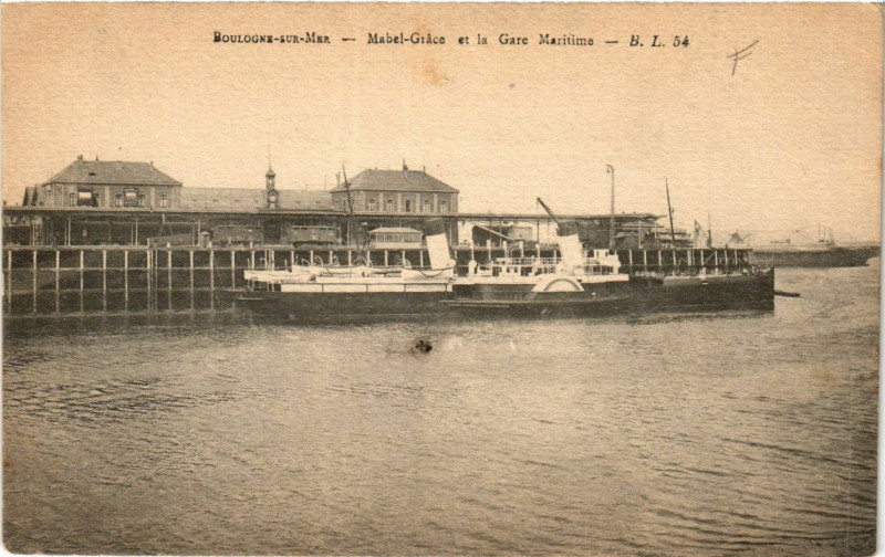 Carte postale ancienne B.L. Boulogne-sur-Mer Mabel-Grace et la Gare Maritime à Boulogne-sur-Mer