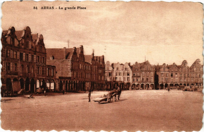 Carte postale ancienne Arras La grande Place à Arras