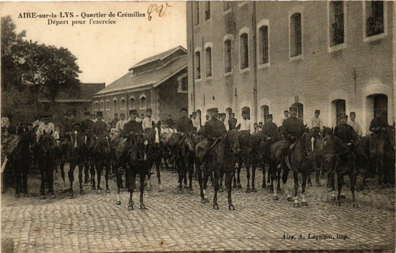 Carte postale ancienne Aire-sur-la-Lys Quartier de Cremilles. Depart pour l'exercise à Aire-sur-la-Lys
