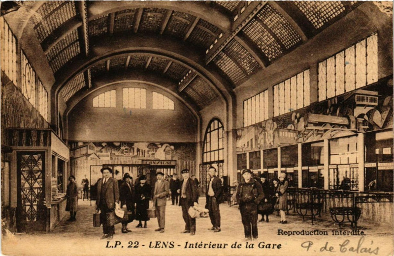 Carte postale ancienne Lens Interieur de la Gare à Lens